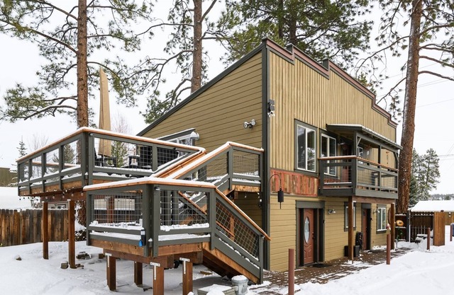 Sisters Home Upper - One bedroom/One bath - Sleeps up to 5