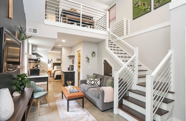Sit Under the Stars on a Townhouse Roof Deck - 11 mins to Downtown!