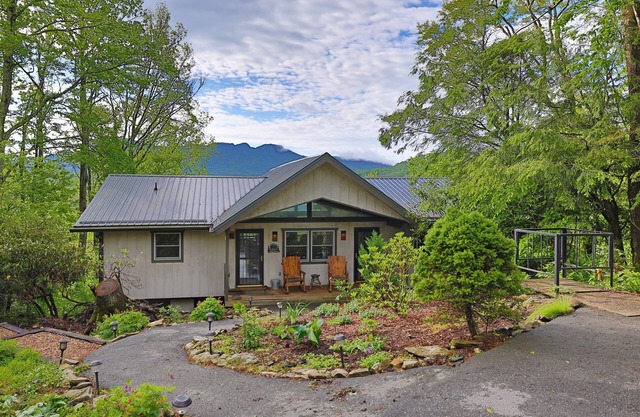 Ski Chalet: View Grandfather Mtn w/Cozy Fireplace