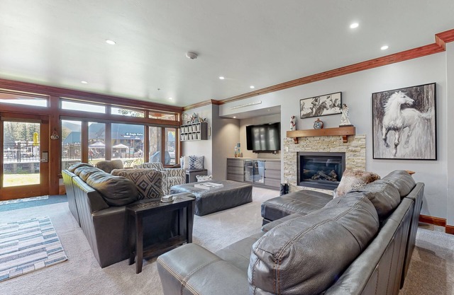 Ski-in/out, 1st-floor villa w/fireplace, fast WiFi, shared hot tub/pool/laundry