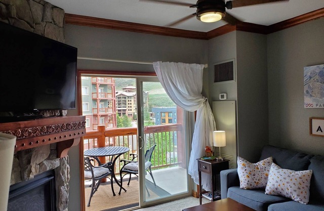 SKI IN/OUT CONDO- NEWLY UPDATED-1BDR LUXURY SUITE W/BALCONY AND FULL KITCHEN