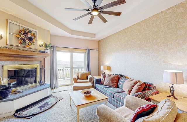 Ski-in/out condo with pool, 2 hot tubs, sauna - short walk to Solitude clubhouse