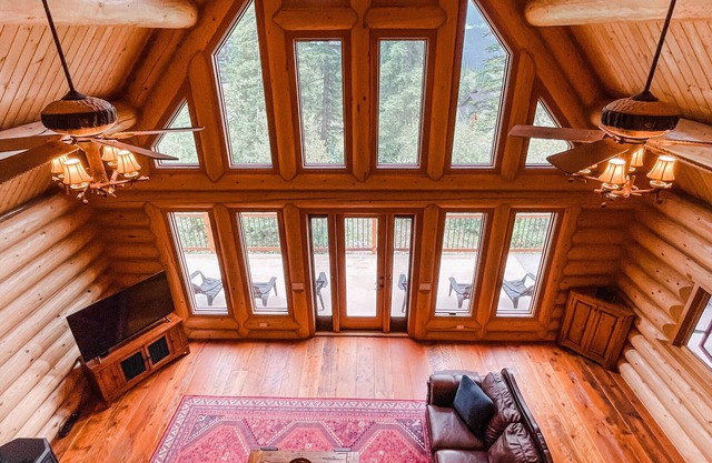 Ski-In/Out Log Cabin w/Hot tub and Sauna