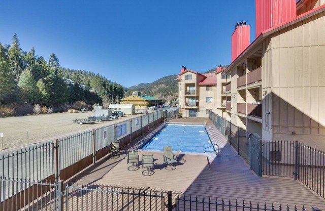Ski-in Red River Retreat: Balcony, Mountain Views!