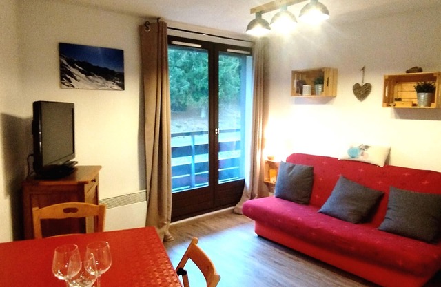 Ski-in/ski-out apartment, 2 rooms, for 6, near ski school