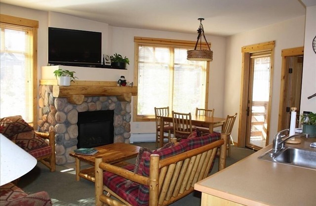 Ski in/Ski Out, 2 BR/2 BA, *Sleeps 8*