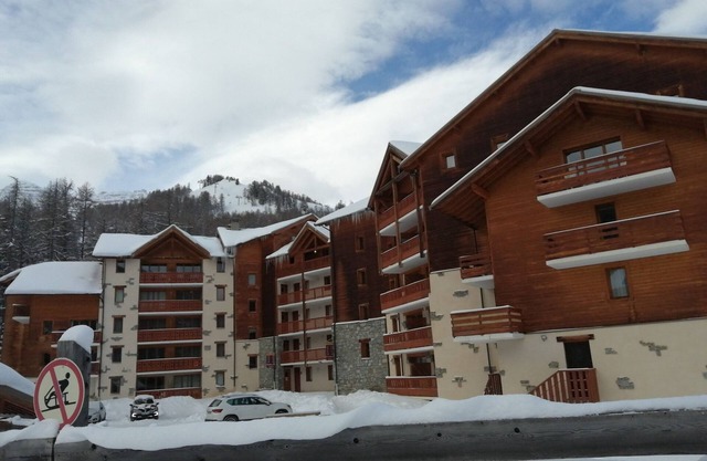 Ski in ski out apartment heated pool l'albane