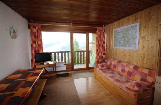 Ski-in/ski-out & foot of the slopes, 2nd floor, view mountain, balcony, tv, ski locker, 55m²