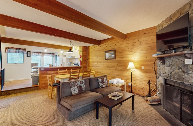 Ski-in/ski-out mountain-view home with hot tub, fireplace & year-round fun
