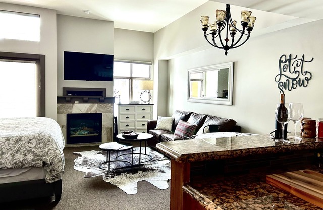 Ski in Ski Out PENTHOUSE STUDIO w/KING bed at The Canyons!Slope & gondola views!