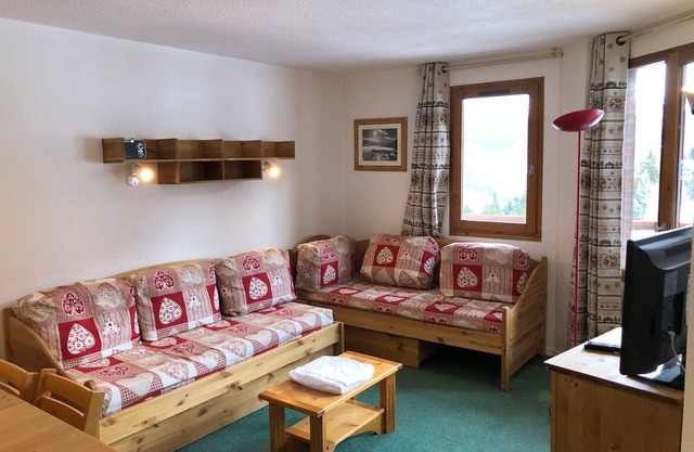 Ski-in/Ski-Out T3 Apartment, Heart of Courchevel, Balcony, Parking, Sleeps 6