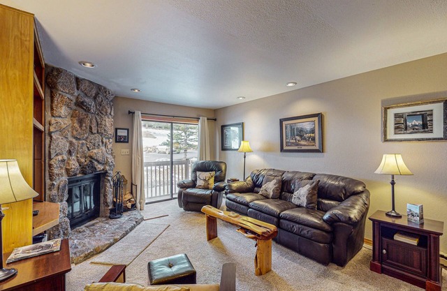 Skier's paradise in Cascade Village w/pool, fireplace & private balcony