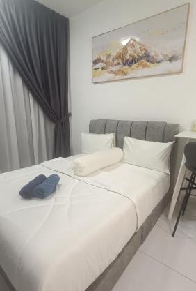 Sky Trees 2 Guests Nflix Balcony Aeon Pool