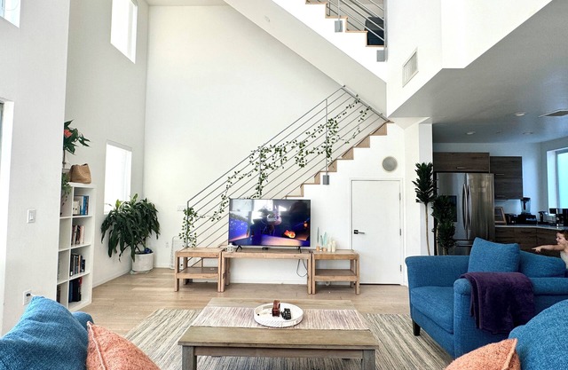 Skydeck MidWilshire Modern Townhome with Garage, Rooftop Patio, and Loft Office