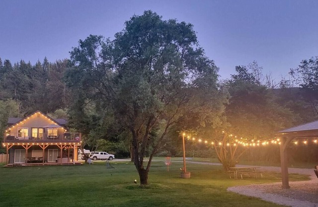 Skykomish River Estate: private riverfront acreage, hot tub, sandy beach