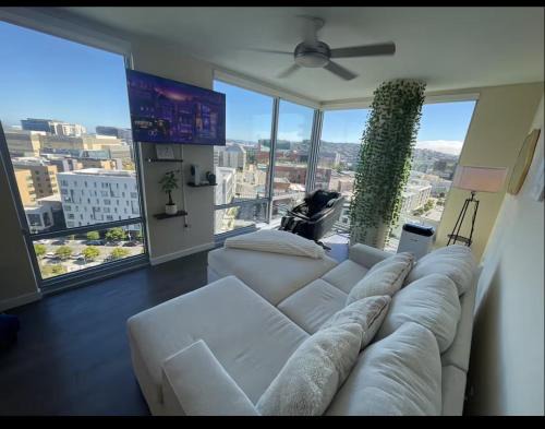Skyline & Ocean Views I Faith Filled SF Stay Gym