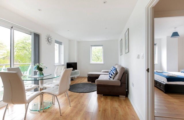Skyvillion - Tower Point Enfield 1Bed With Parking & Balcony