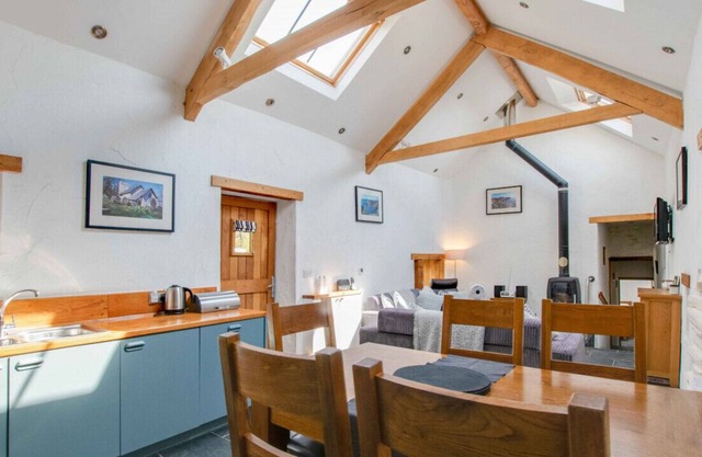 Slade Barn - Three Bedroom House, Sleeps 6