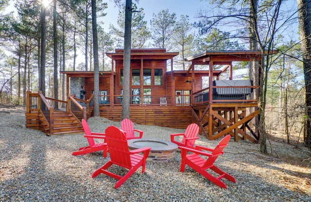 Sleek Cabin w/Hot Tub: 11 Mi to Broken Bow Lake!