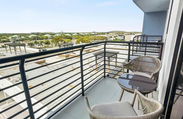 Sleek Doral Haven: Studio Comfort