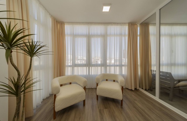 Sleek Flat 1 min to Hadrian Gates, 8 min to Beach