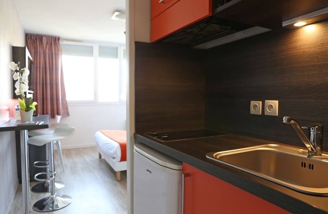 Sleek Flat: Great Bedding & Convenient Elevator & Useful Kitchenette