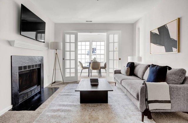 Sleek Rosslyn 1BR w/W/D, Gym & Pool, 10 min walk to Metro, by Blueground