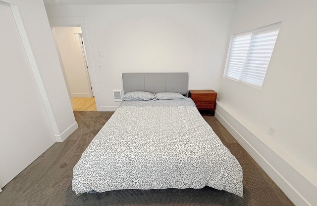 Sleep 17, 8 room, 4 bath, 2 units Seatac no fly zone WiFi, AC
