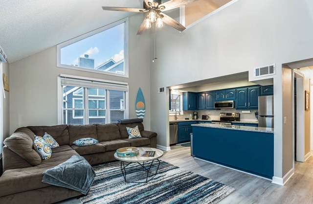 Sleep 8 in this guest fave! All new, fresh & fun!walk to lake and marina.
