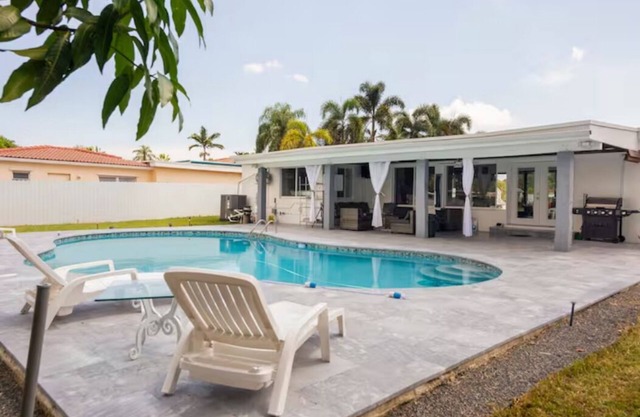 Sleep in your own bed ! Spacious 4/2 Pool home in beautiful North Miami Beach