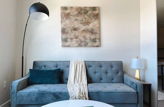 Sleepover: Attractive Studio and Gym - Des Moines