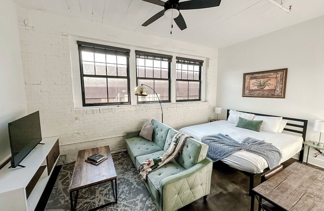 Sleepover: Lively Studio + Parking - Wichita