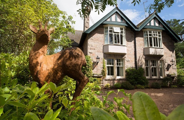 Sleeps 12 in 6 double bedrooms all en-suite