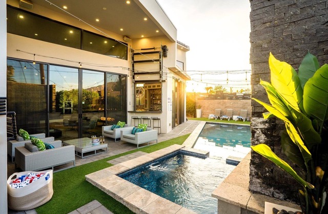 Sleeps 12/Walk to Old Town/Pool/Spa/Patio Misting/Putting Green