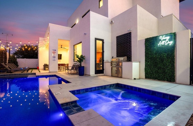 Sleeps 14/Luxury Pool/Spa/Walk to Old Town/EV Charger/Fitness Area