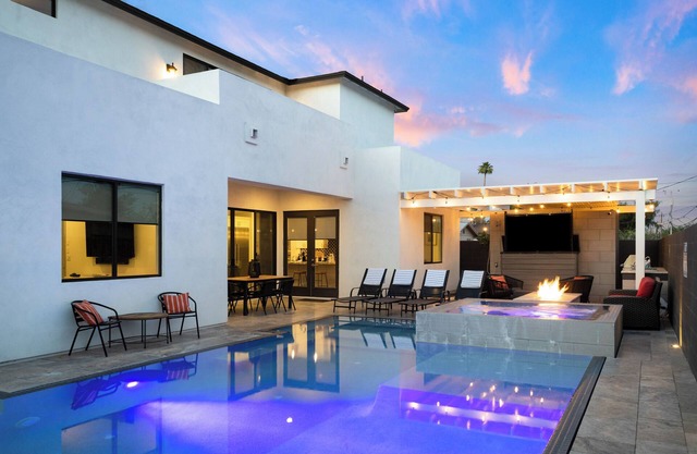 Sleeps 15/Walk to Old Town/Luxury Pool/Spa/Firepit