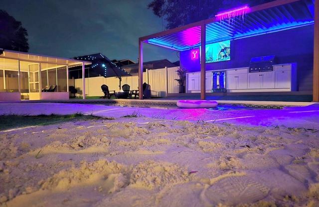 Sleeps 17/Private Beach & Heated pool/mins to Downtown/Buccs/Bush Gardens/Zoo