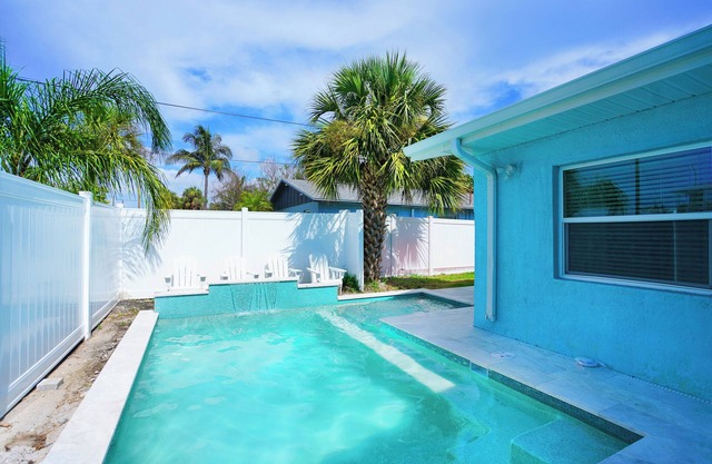 Sleeps 20 8BR, 2 Hot Tubs, Heated Pool near beach