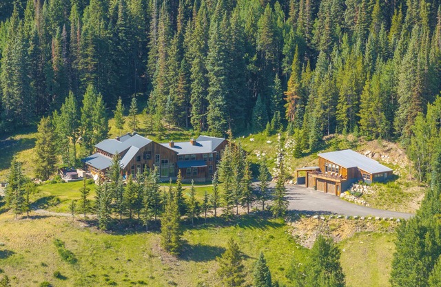 Sleeps 23, 8 BR w/full bath, majestic views on 35 acres, walk to town