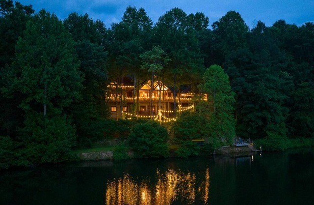 Sleeps 33 Private Lake Front Lodge