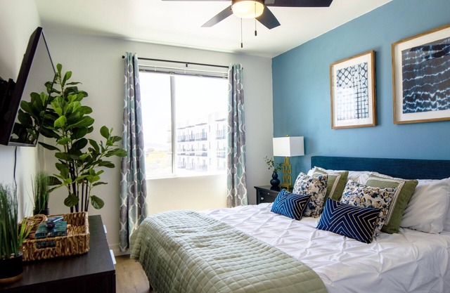 Sleeps 4! 》King Bed》5 min to Shopping》Dine & Golf!