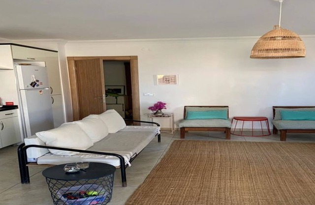 Sleeps 4, Spacious Apartment with a Large Garden - AWZ 312