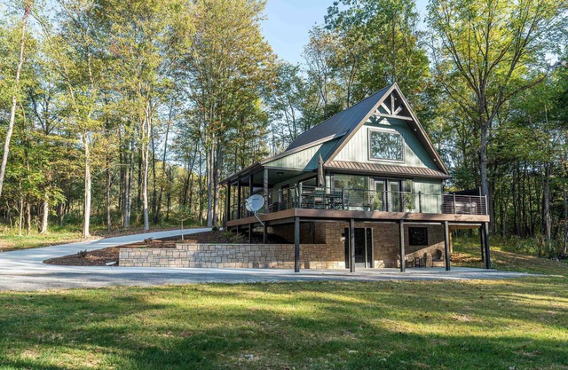 Sleeps 8, hot tub, brand new, secluded, Amish Country