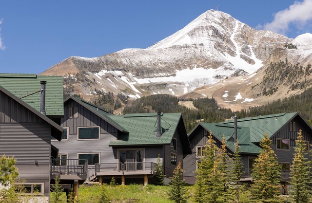 Slopeside condo within walking distance to Big Sky Resort