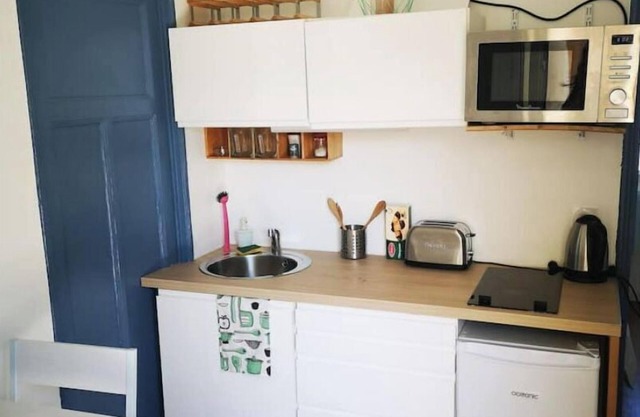 Small apartment 2 steps from the beach and calanques!
