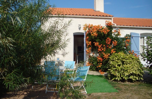 Small detached house with large enclosed garden - swimming pool - VERY QUIET