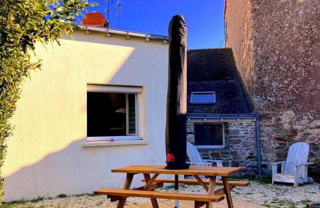 SMALL HOUSE WITH LARGE GARDEN
