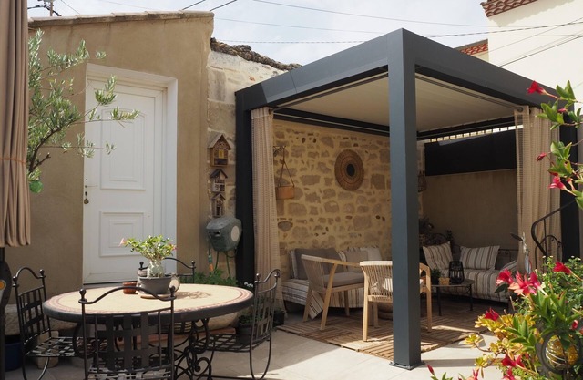 Small holiday home with courtyard, Bellegarde