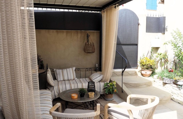 Small holiday home with courtyard, Bellegarde
