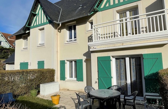 Small house with garden 100m from the beach